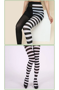 Détail du collant rayé noir et blanc pour Halloween avec un design de jambe asymétrique