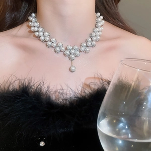 Detailed view of luxury flower pearl necklace with diamonds on a model for elegant晚宴