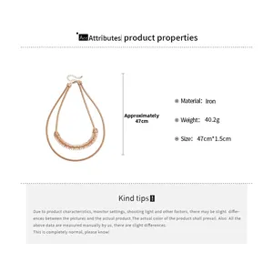 Détail du collier à deux couches avec tube métallique doré et cordon marron
