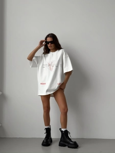 Détail du t-shirt blanc surdimensionné avec impression artistique de lettres IMPULS style rue