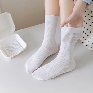 Weiße atmungsaktive gerippte Damensocken aus weicher Baumwolle auf grauem Hintergrund