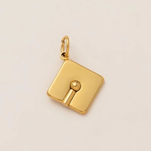 Détail d'un pendentif chapeau de diplômé plaqué or 18K en acier inoxydable poli