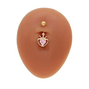 Piercing nombril couronne cœur doré avec pierre rose et accents diamant sur mannequin