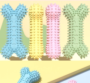Dettaglio di un giocattolo per cani a forma di osso con punte per la pulizia dei denti in 4 colori