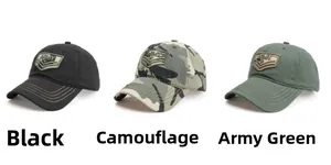 Dettaglio di cappellini tattici nei colori nero, mimetico e verde militare con ricamo Army