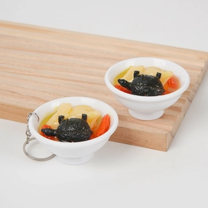 Portachiavi zuppa di pollo e tartaruga realistica con bacche di goji e ciotola