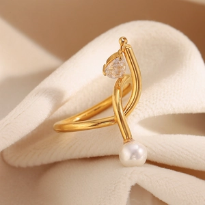 Vue détaillée d'une bague nœud dorée avec perle blanche et zircon en forme de goutte