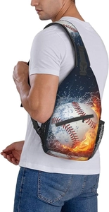 Sac de poitrine avec imprimé baseball flamme porté par un homme pour le sport actif