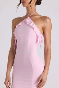 Détail de la robe licou rose avec bordures à volants élégantes et texture lisse