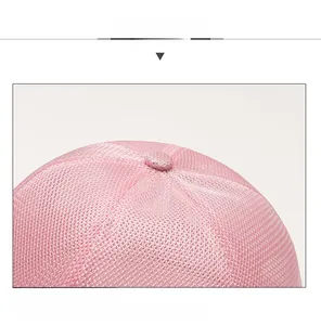 Vue détaillée de la calotte rose montrant les coutures renforcées et le mesh respirant