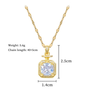 Détail du collier en titane doré avec pendentif carré en cristal et dimensions précises
