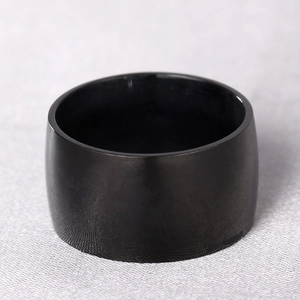 Detail eines 12 mm schwarzen, polierten Edelstahlrings mit glatter Oberfläche