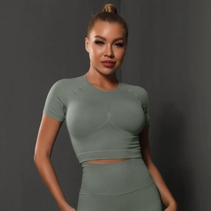 Détail du tissu en tricot sans couture vert sauge sur un crop top de sport élastique