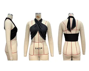 Detailansichten des sexy schwarzen Neckholder-Tops mit kaskadierenden Silberketten-Fransen