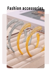 Vue macro des bracelets ouverts avec oxydes de zirconium en finitions or et argent