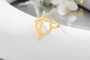 Makroaufnahme des minimalistischen geometrischen Goldrings mit polierter Oberfläche