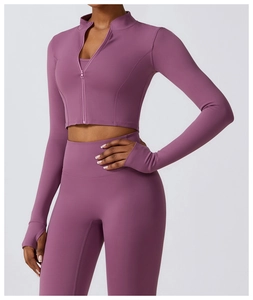 Vue détaillée de la veste de yoga mauve montrant le col montant et les poignets passe-pouce