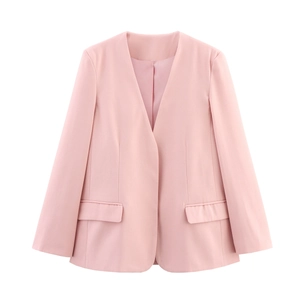 Blazer casual da donna rosa con revers e tasche doppie su sfondo bianco pulito