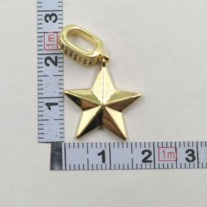 Mesure détaillée de la taille du pendentif étoile dorée avec zircons montrant 2,5 cm de large