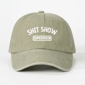 Détail du slogan SHIT SHOW SUPERVISOR imprimé sur la casquette en coton kaki vintage