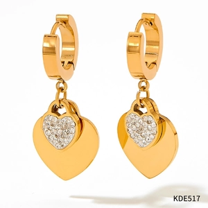 Détail de boucles d'oreilles cœur doré avec finition polie et zircons étincelants