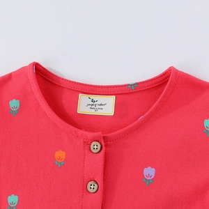 Abito rosso da bambina in cotone a maglia con ricami floreali e bottoni in legno