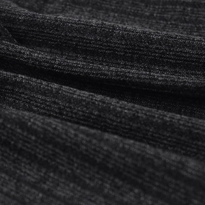 Fotografia macro che mostra la morbida trama del tessuto del berretto nero a maglia