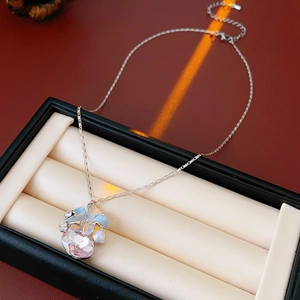 Détail du collier floral vintage avec cristaux roses et bleus dans un coffret cadeau noir