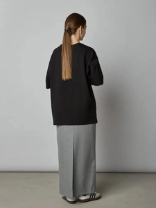 Πίσω όψη από casual μαύρο βαμβακερό t-shirt με γκρι ίσια μάξι φούστα για γυναίκες