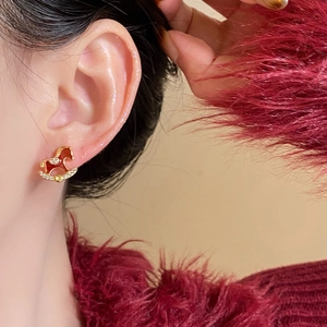 Elegante 18k vergoldete Schaukelpferd Ohrringe mit roter Emaille und funkelndem Zirkon