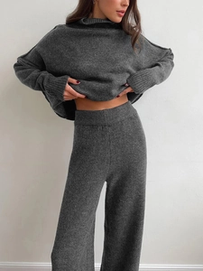 Detailansicht der weichen Stricktextur und lockeren Passform dieses dunkelgrauen Sets