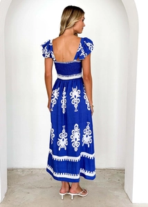 Détails de la taille élastique et du dos nu sur la robe longue à fleurs bleues