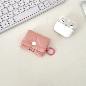 Dettaglio custodia AirPods Pro in tessuto trapuntato rosa cipria con gancio ad anello