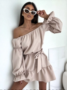 Détail de l'encolure à épaules dénudées et manches bouffantes sur robe beige