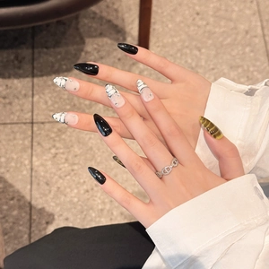 Unghie finte marmorizzate verde scuro con strass e design nero a mandorla