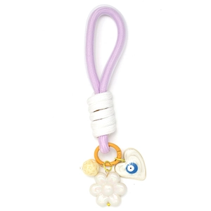 Détail d'un porte-clés tressé violet avec cœur mauvais œil bleu et fleur blanche chic