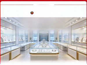 Professioneller Schmuckausstellungsraum mit Ringen und Halsketten aus Sterlingsilber