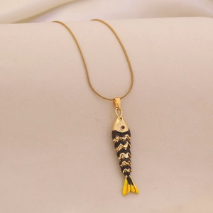 Detail of the golden snake chain and flexible black and yellow enamel fish pendant