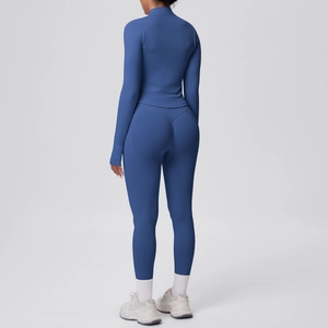 Vista posteriore di un set da yoga blu navy in tessuto ad alta elasticità e rapida asciugatura