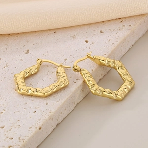Boucles d'oreilles irrégulières en acier titane à effet de vague d'eau dorée