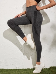 Détail du pantalon de yoga respirant avec bandes latérales noires et taille haute sculptante