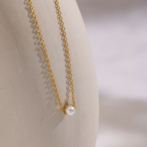Elegante collana in acciaio inossidabile placcato oro 18K con pendente di perla bianca