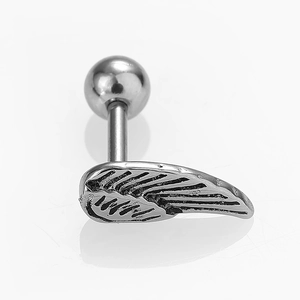 Vue macro d'une boucle d'oreille aile en acier inoxydable argenté avec textures vintage