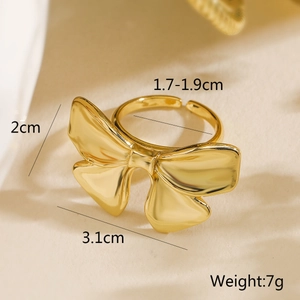 Macro shot of large 18K gold bow ring showing dimensions 3.1cm width and 7g weight