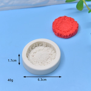 Makroaufnahme der 6,3 cm Sonnenblumen-Silikonform Textur und des fertigen roten Musters