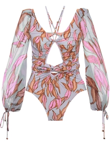 Dettaglio di body a fiori con scollo a V profondo, ritaglio in vita e maniche in chiffon