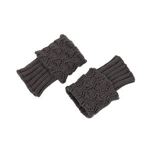 Detail von dunkelgrauen Strick-Stulpen mit Rippstrick-Textur und Wellenmuster-Optik