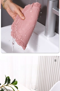 Détail du set de table en silicone rose avec motif gaufré et nettoyage facile étanche