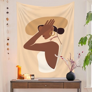 Minimalistischer Wandteppich mit abstrakter Frauen-Silhouette in gemütlicher Umgebung
