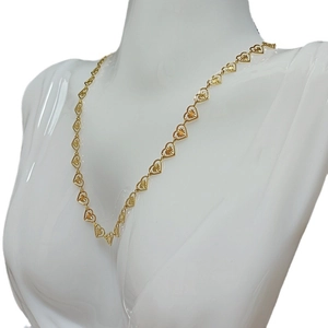 Elegante collana a maglie a cuore dorata con trama a raggiera su supporto bianco